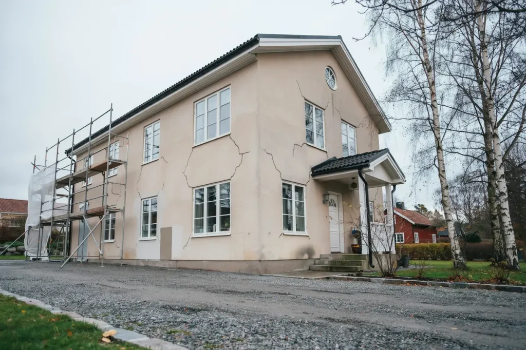 fasadrenovering av putsad villa vanliga sprickor r tt lagning och n r du b r anlita proffs